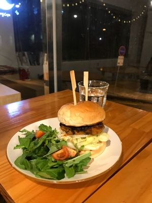 Awesome burger  at DalYang - Sweet Kitten 달냥 in Seoul