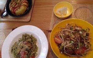 Pesto Pasta, Pad Thai, and Omurice at DalYang - Sweet Kitten 달냥 in Seoul