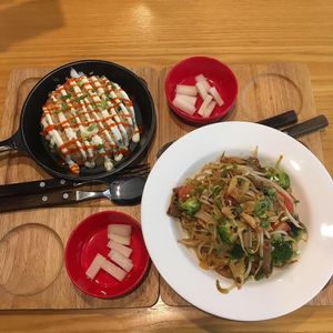 Spicy shrimp fried rice and phat thai at DalYang - Sweet Kitten 달냥 in Seoul