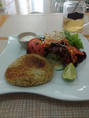 Hanburguesa vegana con ensalada cruda at The Plant Based Factory in Miraflores