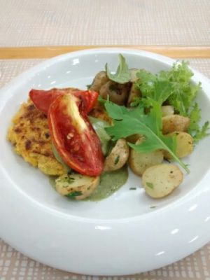 Hamburguesa de tofu con guarnición de vegetales y papitas al perejil at The Plant Based Factory in Miraflores