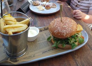 Crispy avocado burger at Zilte Zoen in Schoorl