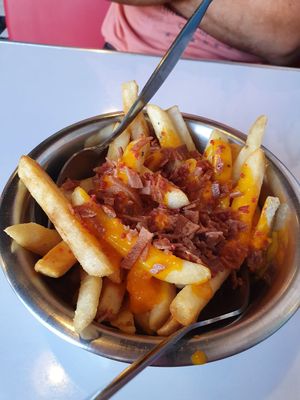 Papas con cheddar y tocino (bacon and cheddar) at Comet 984 in Playa Del Carmen