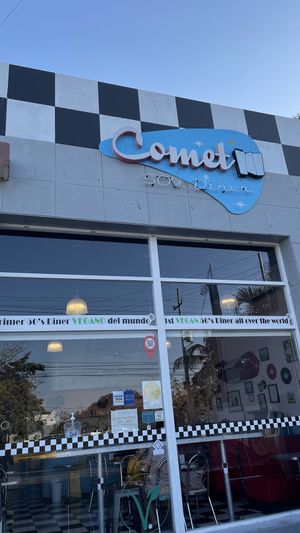 diner at Comet 984 in Playa Del Carmen