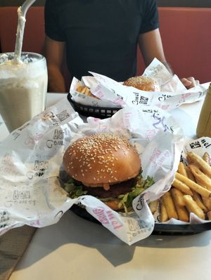 Malteada de vainilla  y hamburguesa de costra de queso at Comet 984 in Playa Del Carmen
