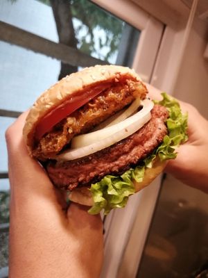 supreme cheese con beyond meat + krusty at Comet 984 in Playa Del Carmen