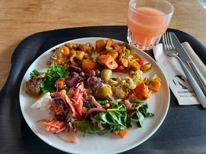 Hot salad from the buffet + fresh grapefruit juice at Noordoever in Leuven