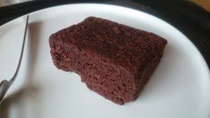 Brownie attention non vegan has eggs in it! at Noordoever in Leuven