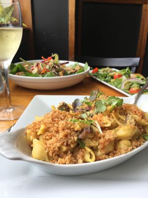Vegan Mac & Salad at Oak House in Newmarket