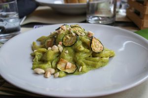 pesto pasta with zucchini at Vitto Pitagorico in Naples