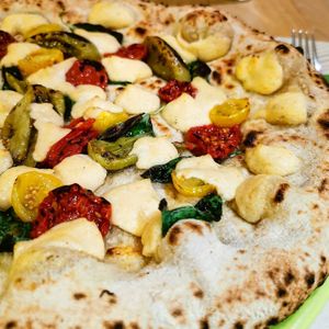 Vegan pizza at Vitto Pitagorico in Naples