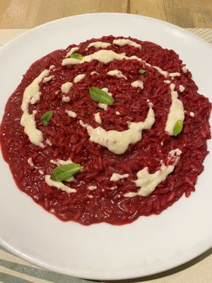 Beetroot risotto  at Vitto Pitagorico in Naples