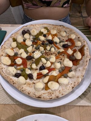 Pizza mit Oliven und Kapern und veganes Cashewkäse  at Vitto Pitagorico in Naples