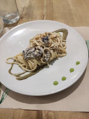 Vegan van Gogh pasta at Vitto Pitagorico in Naples