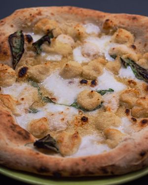 4 vegan cheeses pizza at Vitto Pitagorico in Naples