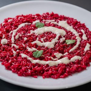 Beetrot and Falanghina wine risotto with cashew cream and fresh mint at Vitto Pitagorico in Naples