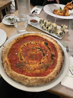 the classic, pizza marinara (6€)  at Vitto Pitagorico in Naples