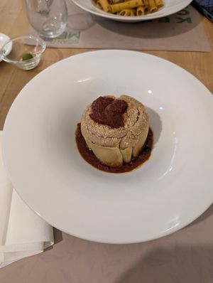 The sauce was good but the peperoni filling tasteless at Vitto Pitagorico in Naples