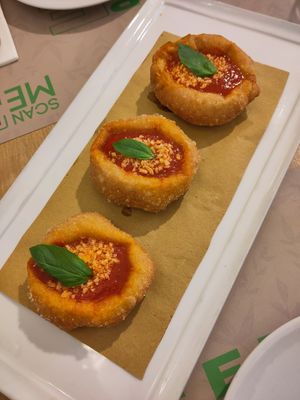 Chewy fried montanara 🙁 at Vitto Pitagorico in Naples