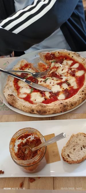 Pizza at Vitto Pitagorico in Naples