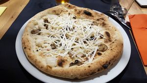 Creamy pizza (vegan) at Vitto Pitagorico in Naples