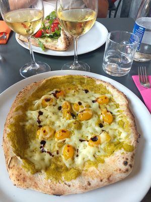 €9 vegan pizza with creamy mint and zucchini sauce, vegan cheese, orange tomatoes and balsamico at Vitto Pitagorico in Naples