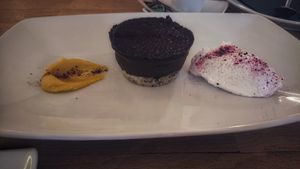 raw avocado chocolate cake at Vitto Pitagorico in Naples