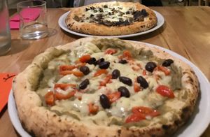 aubergine pizza and mushroom pizza at Vitto Pitagorico in Naples