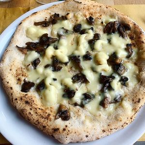 Mushroom vegan cheesy pizza  at Vitto Pitagorico in Naples