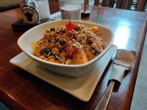 Granola and fruit at Los Amigos in Flores