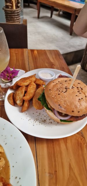 Veggie Burger with wedges at Los Amigos in Flores