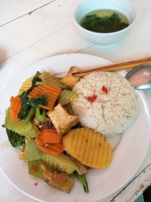 com chay 30,000 at Buddha Belly in Cat Ba