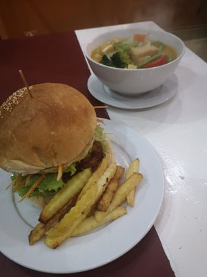 Burger 🍔😍 at Buddha Belly in Cat Ba