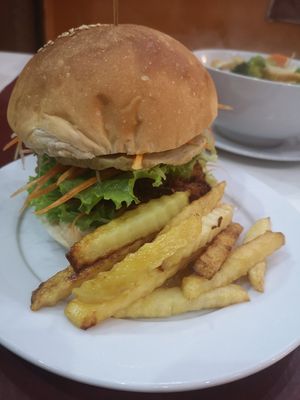 Burger and chips 🍔🍟😍 at Buddha Belly in Cat Ba