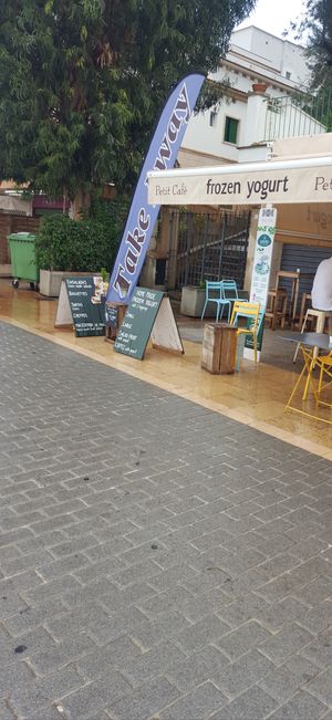 Perfekter veganer Kaffee at Petit Cafe Frozen Yogurt in Mallorca