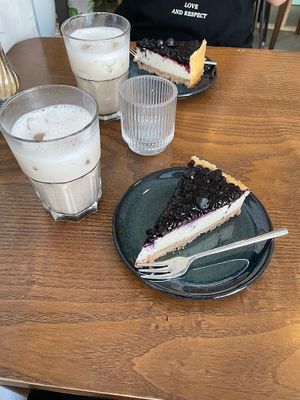 Blueberries cheesecake and cold chaï latte at Ou Bien Encore in Geneva