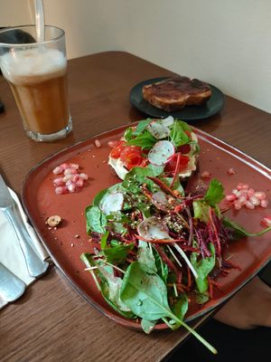 Tartine au fromage cajou, tartine confiture et machiatto at Ou Bien Encore in Geneva