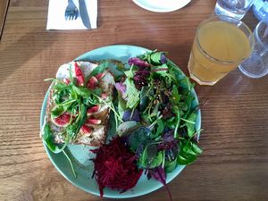 Tartine vegan figue fromage blanc et salade at Ou Bien Encore in Geneva