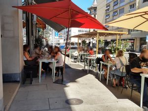 Outdoor seating at Ou Bien Encore in Geneva