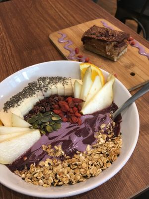 acai bowl and raw cake at Pumpkin Brown in Edinburgh