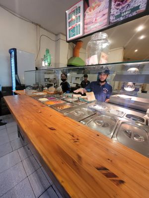 Pitas con Falafel con gustos a elección at Veggie Medio Oriente - Suipacha in Buenos Aires