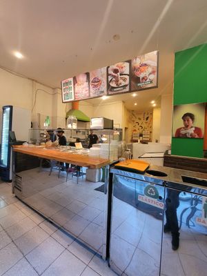 Local pequeño con barra para clientes. La atención de los chicos excelente at Veggie Medio Oriente - Suipacha in Buenos Aires