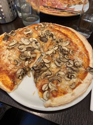 Gluten-free vegan fungi pizzaa  at La Pizza in Halmstad