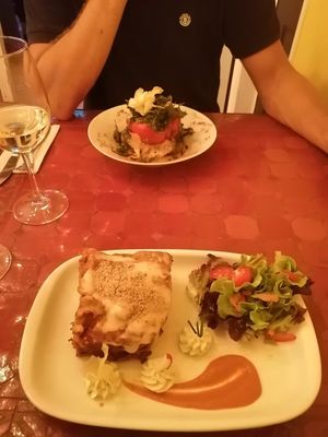 Lasagna y pimientos rellenos 🤤 at Estudio Vegetariano in Lagos