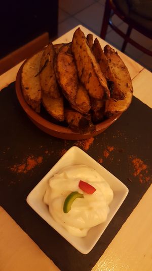 Patatas con salsa at Estudio Vegetariano in Lagos