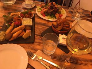 Cold starters, salad with seitan and potato wedges at Estudio Vegetariano in Lagos