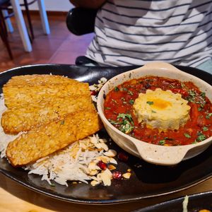 Shakshuka with "egg" at Estudio Vegetariano in Lagos