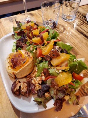 Salad with warm goat cheese at Estudio Vegetariano in Lagos