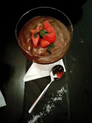 vegan chocolate mousse with strawberries at Estudio Vegetariano in Lagos