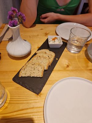 Homemade bread with garlic Aeoli at Estudio Vegetariano in Lagos